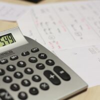 チラシ作成・パンフレットデザイン・ポスター制作など東京のデザイン会社のデザイン見積もりの「高い・安い」はどう決まる？価格の裏側